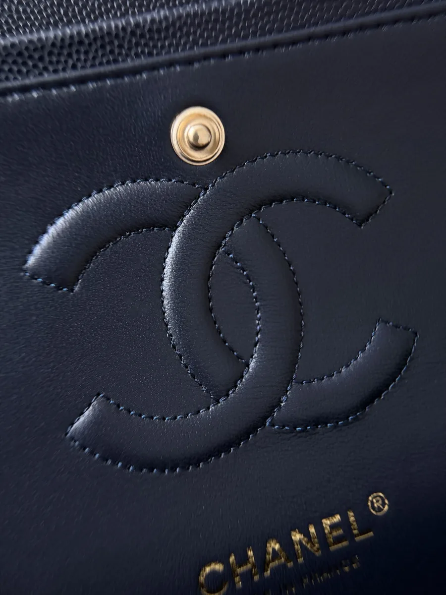 Тисненый логотип CC на внутреннем клапане темно-синей сумки Chanel