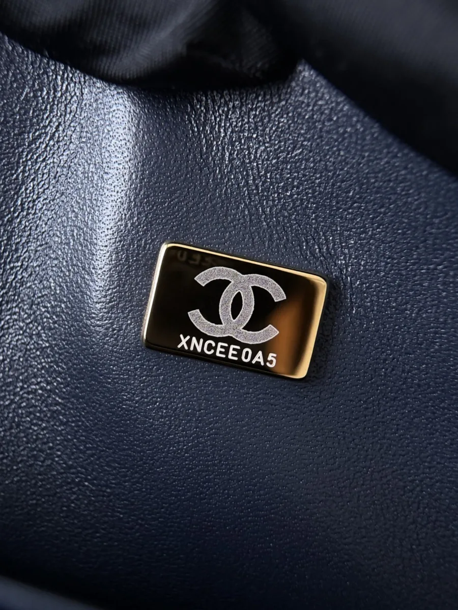 Металлическая пластина с серийным номером внутри сумки Chanel