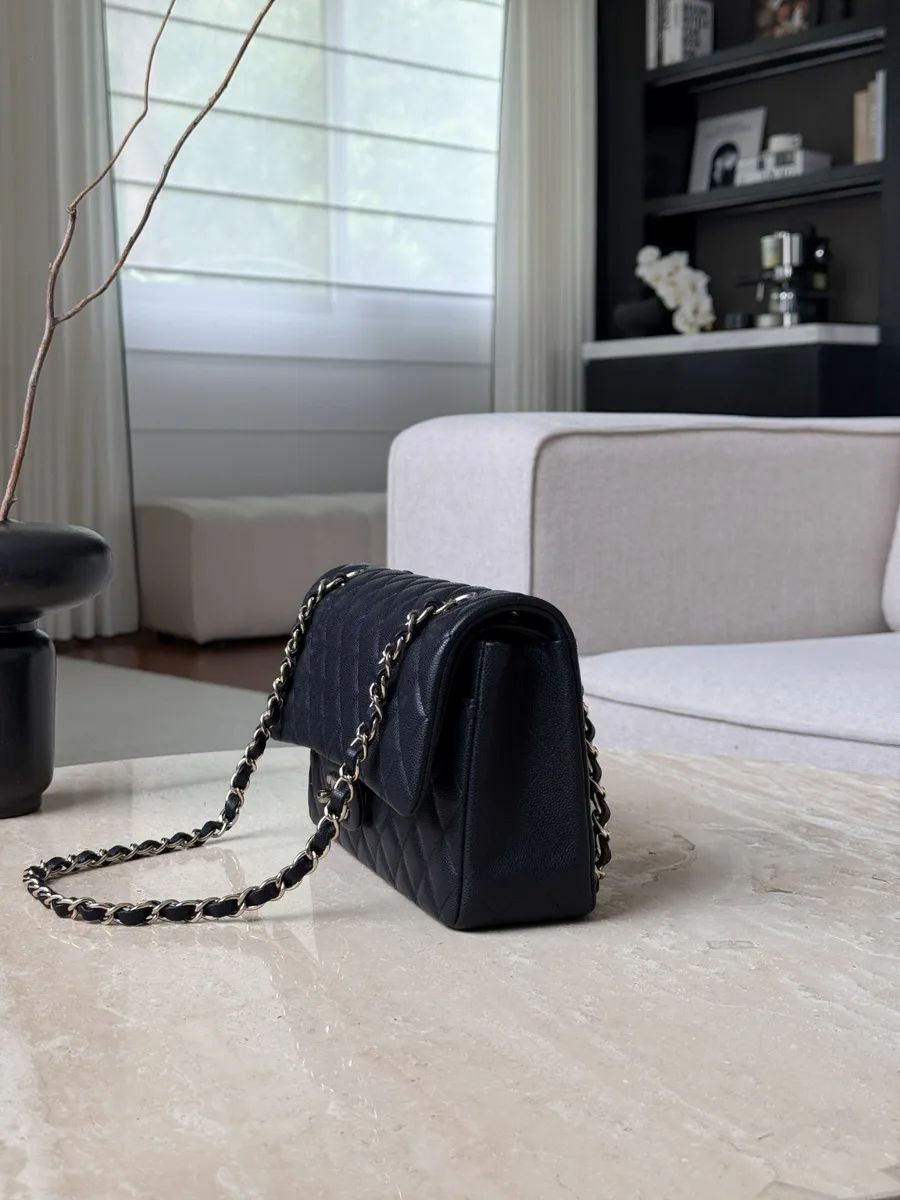 Темно-синяя сумка Chanel Classic Flap 25, вид сбоку