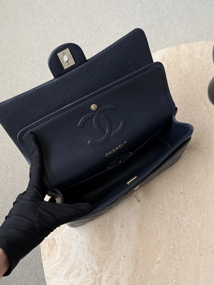 Открытая темно-синяя сумка Chanel Classic Flap 25 с внутренним клапаном