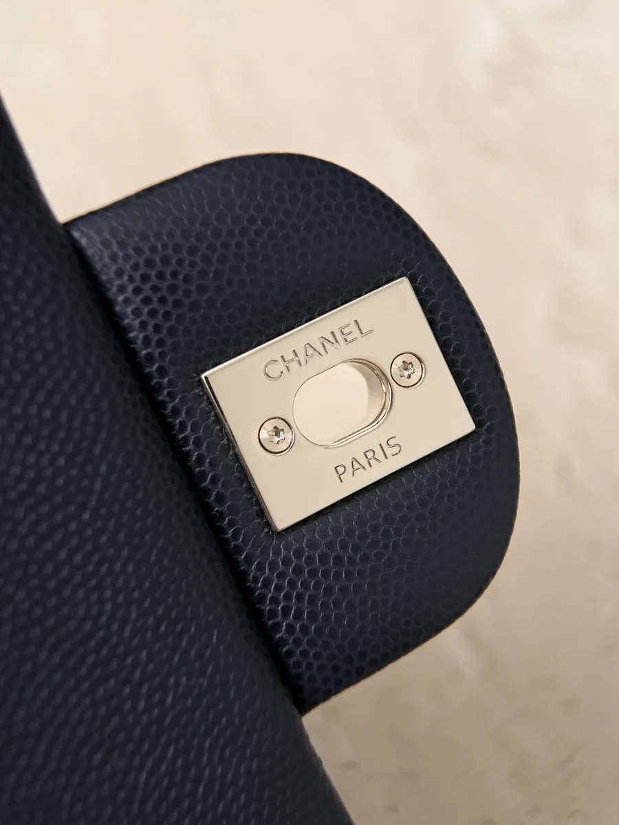 Внутренняя металлическая пластина замка с гравировкой Chanel Paris
