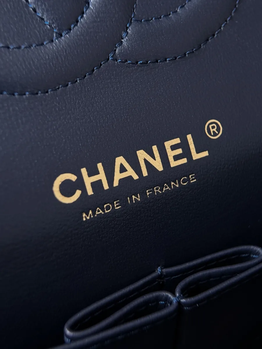 Золотистое тиснение Chanel Made in France внутри сумки