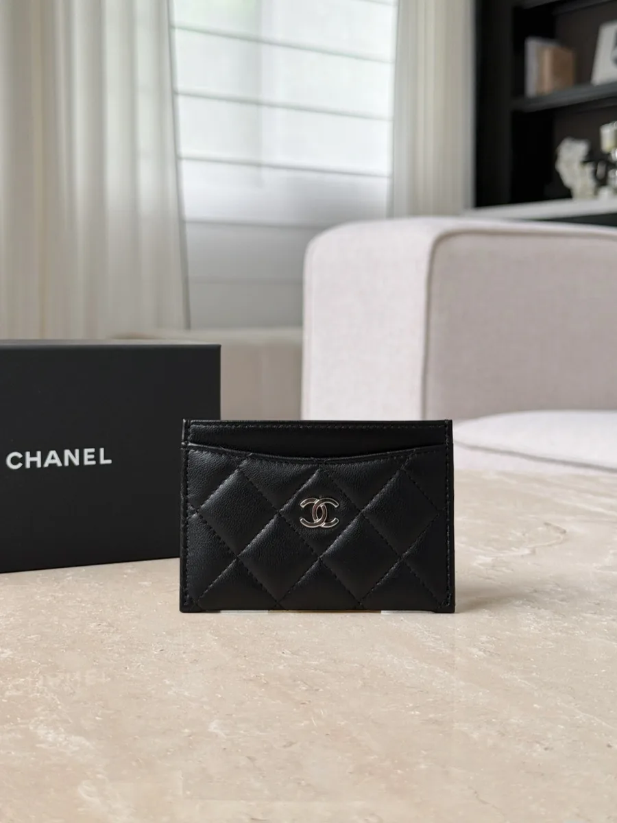 Черный стеганый картхолдер Chanel с серебристым логотипом CC, вид спереди