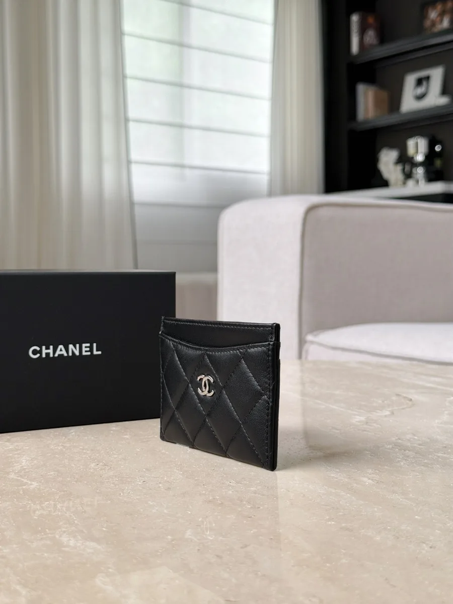 Черный кожаный картхолдер Chanel, вид сбоку