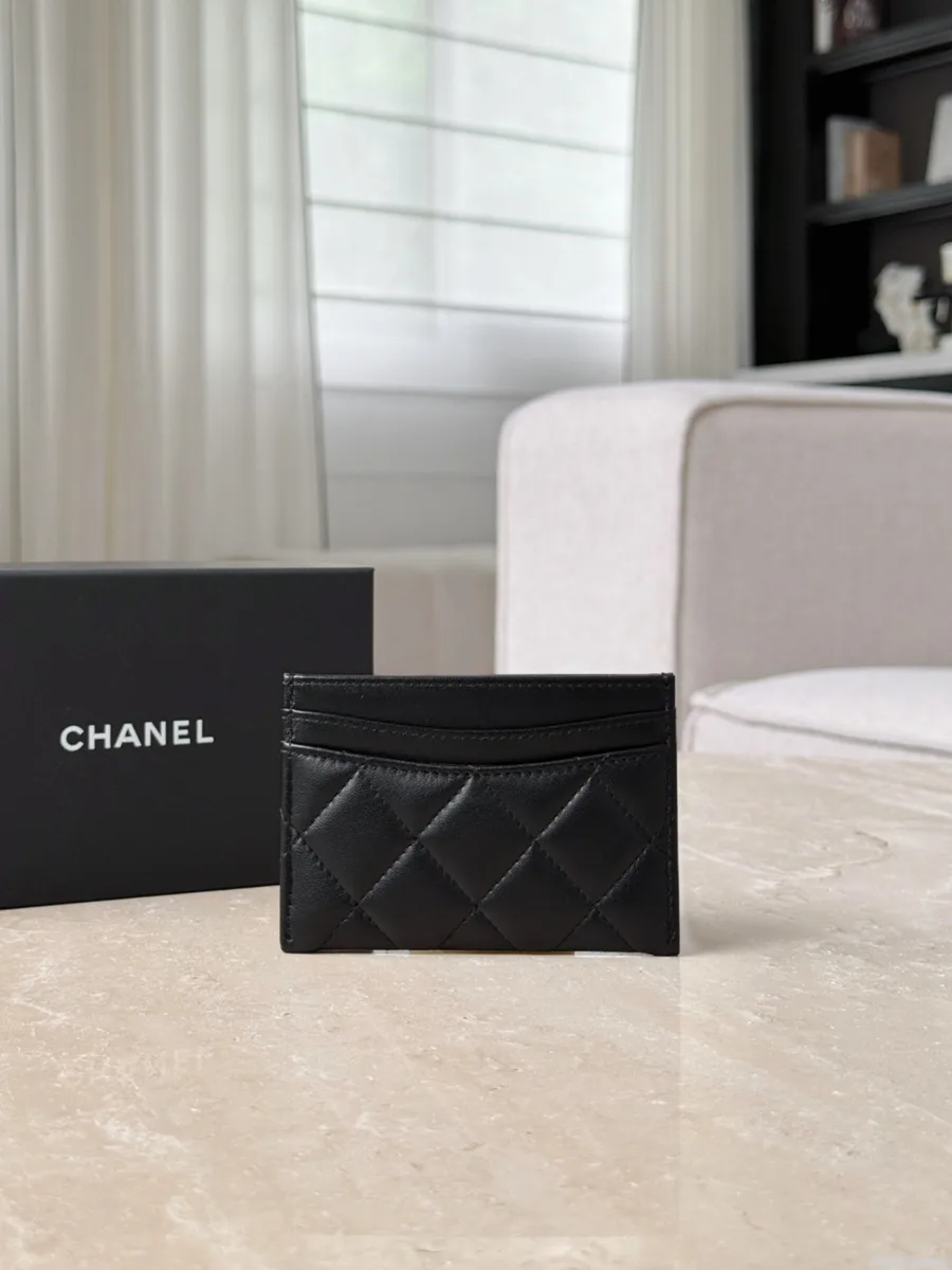 Обратная сторона черного картхолдера Chanel со слотами для карт