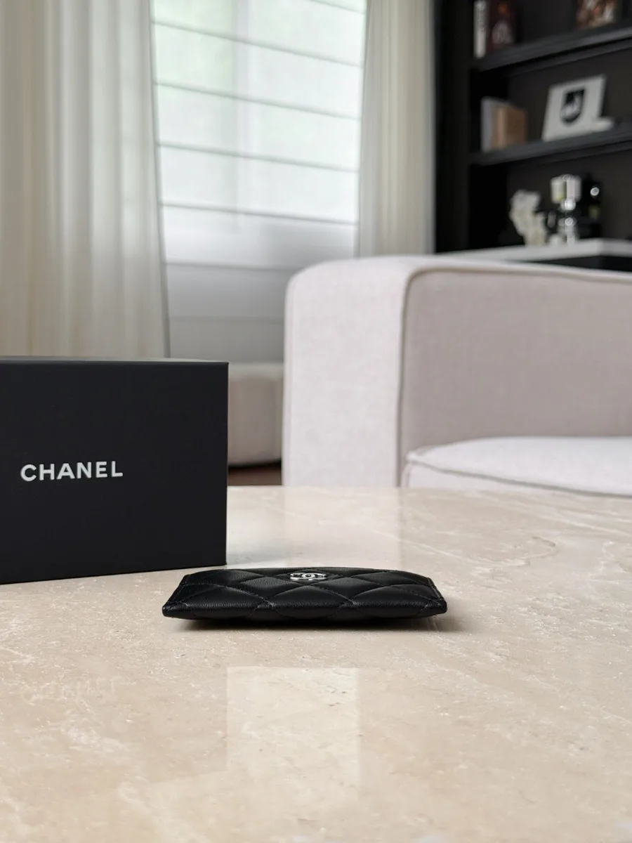 Черный картхолдер Chanel, вид сверху