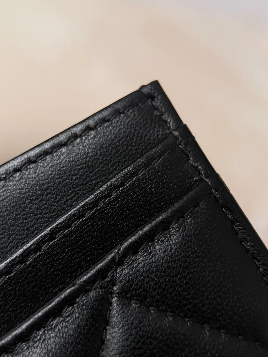 Деталь слотов для карт черного картхолдера Chanel