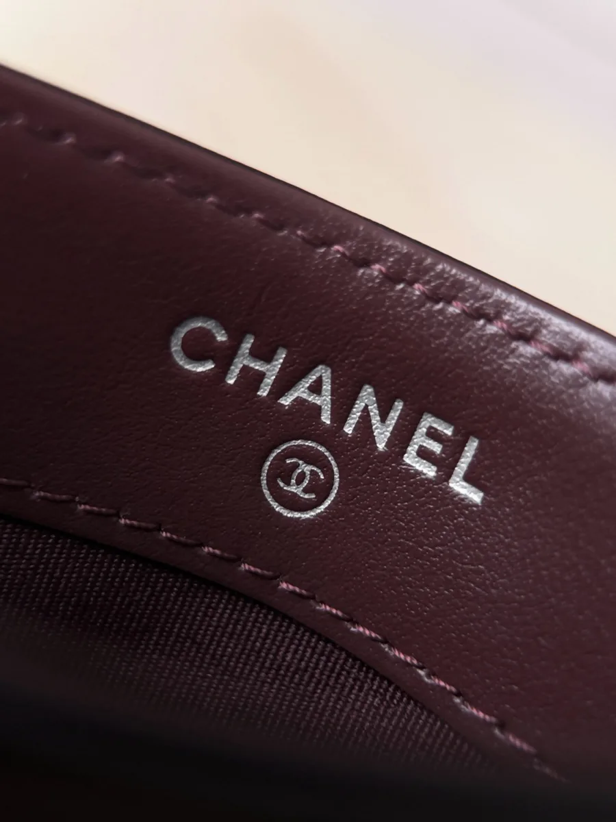 Внутренняя бордовая отделка картхолдера Chanel с серебристым логотипом