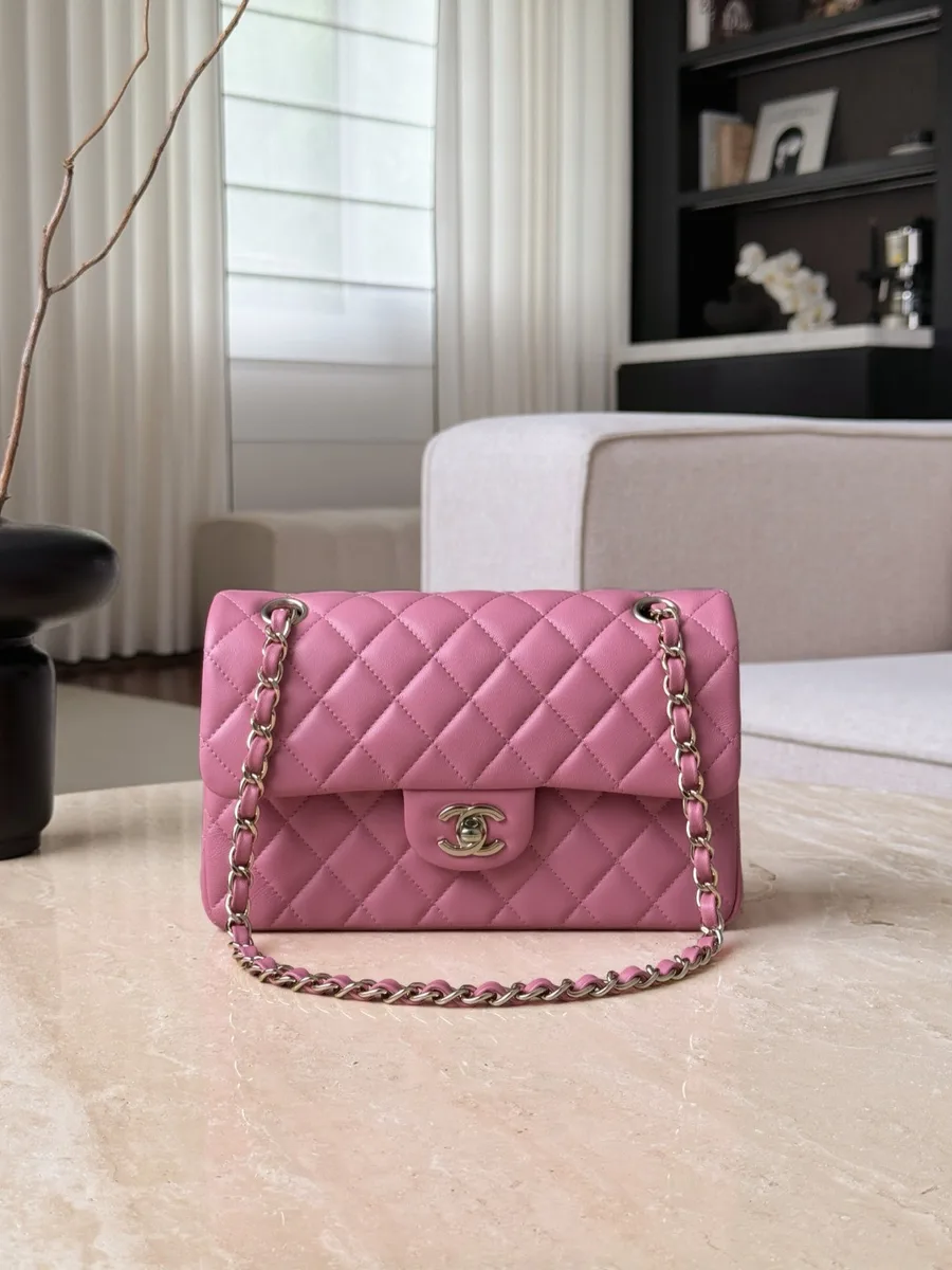 Розовая стёганая сумка Chanel Classic Flap 23, вид спереди