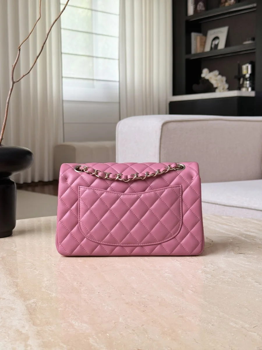 Розовая стёганая сумка Chanel Classic Flap 23, вид сзади с накладным карманом