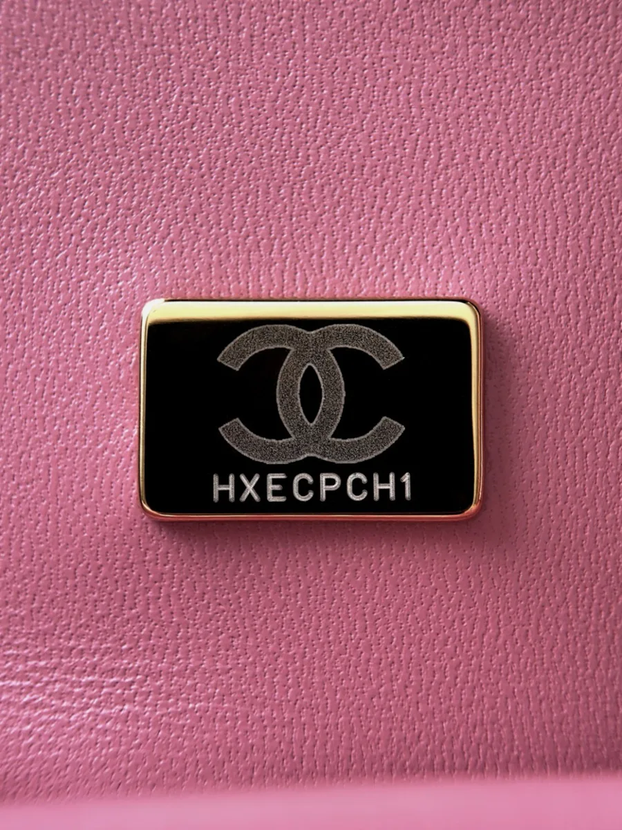 Крупный план металлической пластины с серийным номером