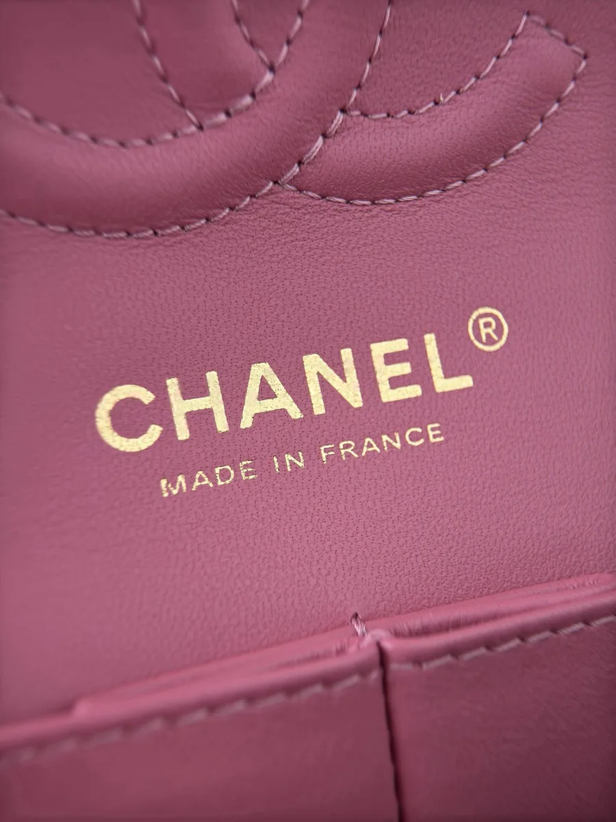 Крупный план золотистого тиснения Chanel Made in France