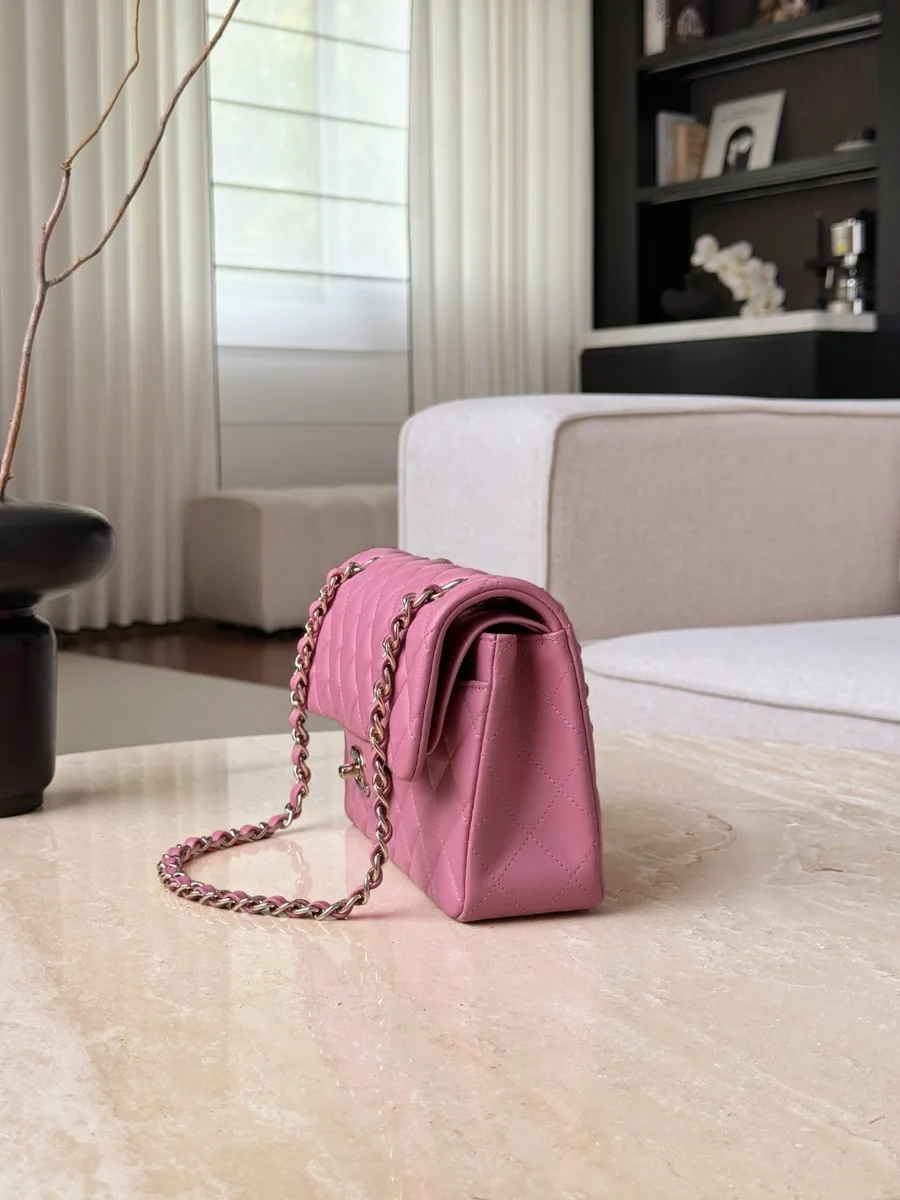 Розовая стёганая сумка Chanel Classic Flap 23, вид сбоку