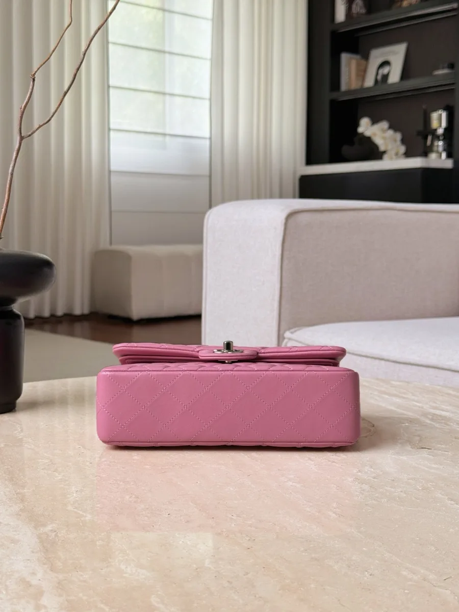 Розовая стёганая сумка Chanel Classic Flap 23, вид снизу