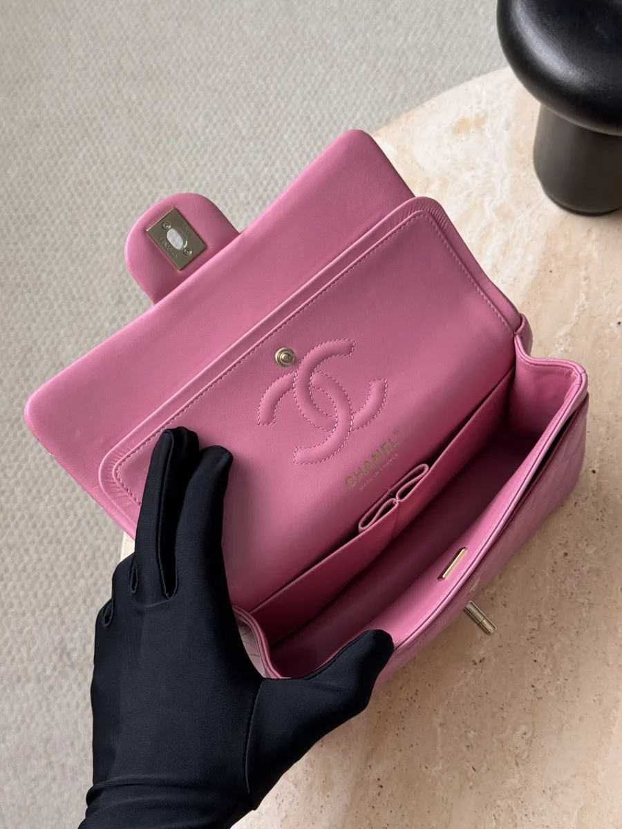 Розовая стёганая сумка Chanel Classic Flap 23 с открытым клапаном