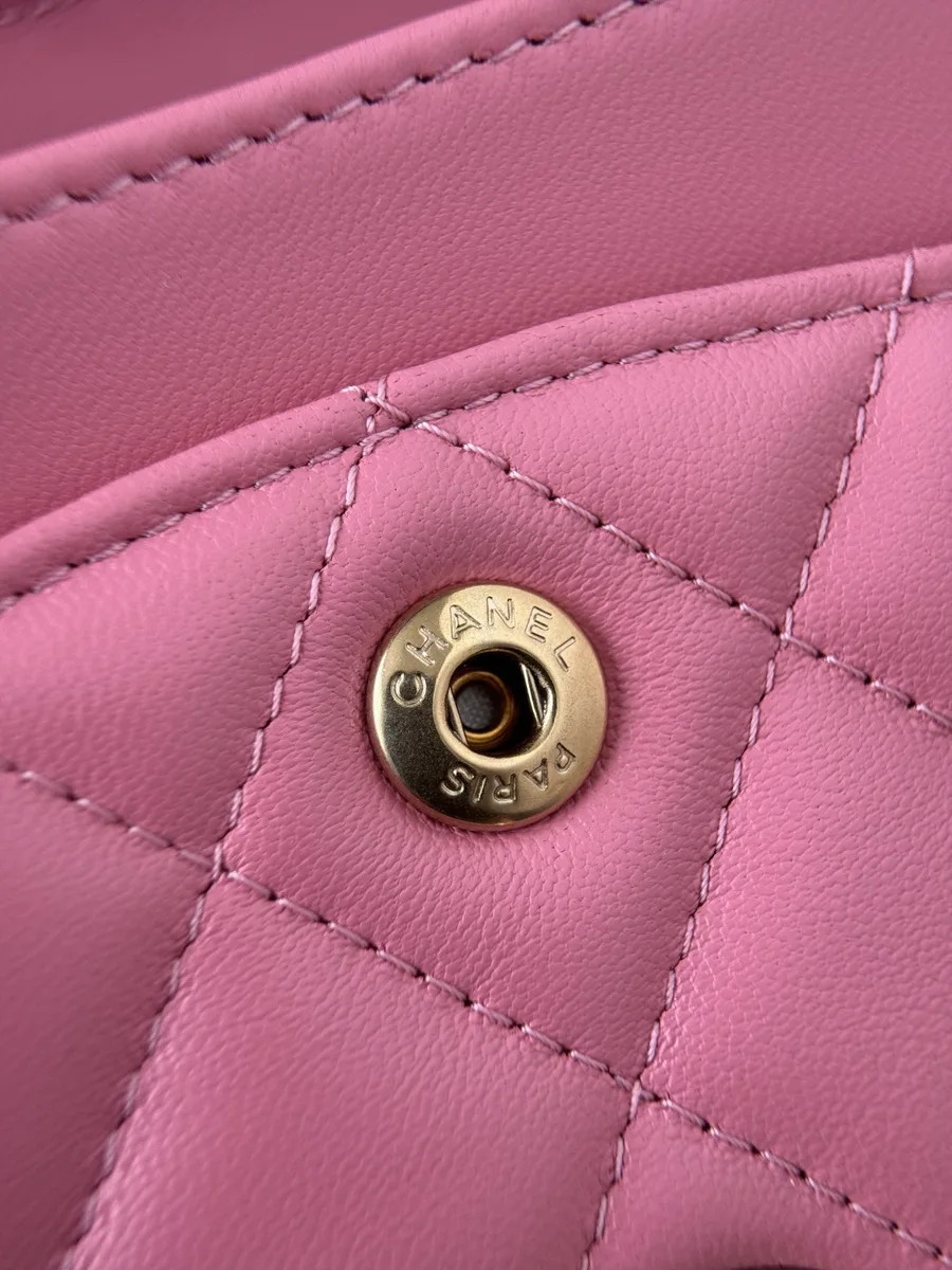 Крупный план кнопки с гравировкой Chanel Paris