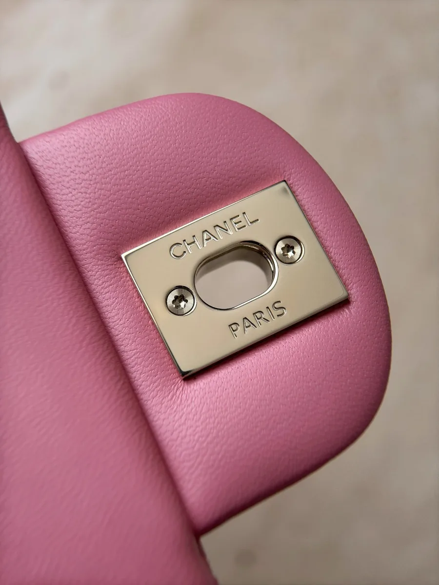 Крупный план внутренней стороны замка с гравировкой Chanel Paris