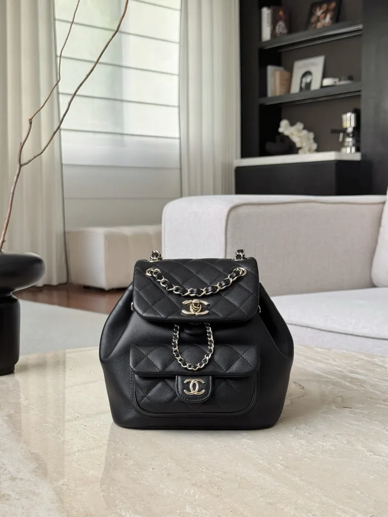 Chanel Чёрный кожаный рюкзак с двойным клапаном