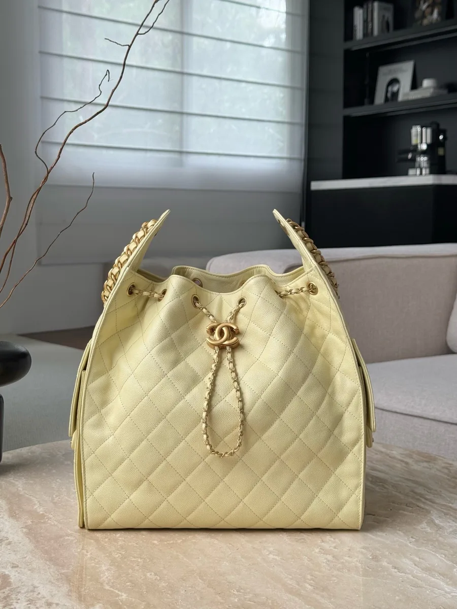 Жёлтая сумка-хобо Chanel из зернистой кожи, вид спереди