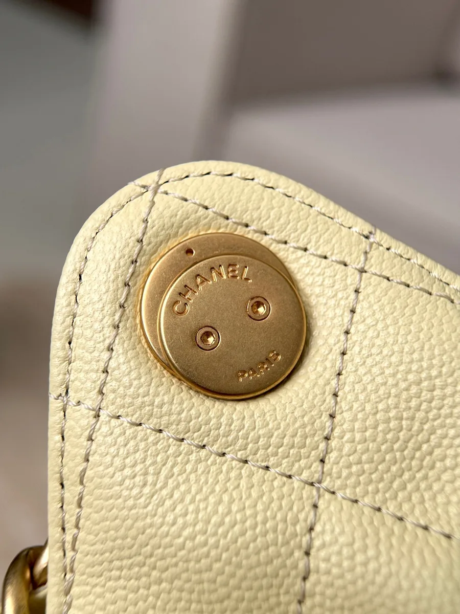 Кнопка с гравировкой Chanel Paris на кожаной детали сумки
