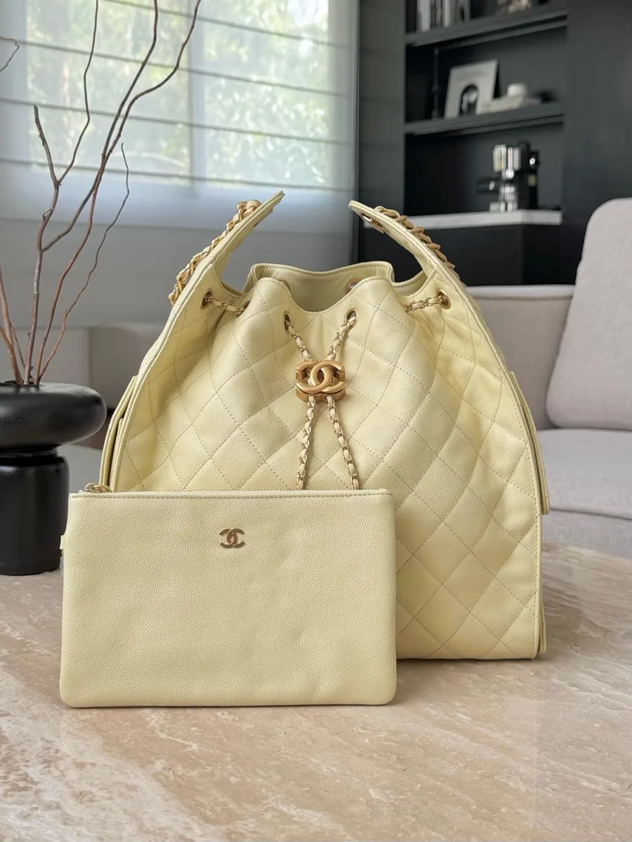 Жёлтая сумка-хобо Chanel в комплекте с небольшим кожаным кошельком
