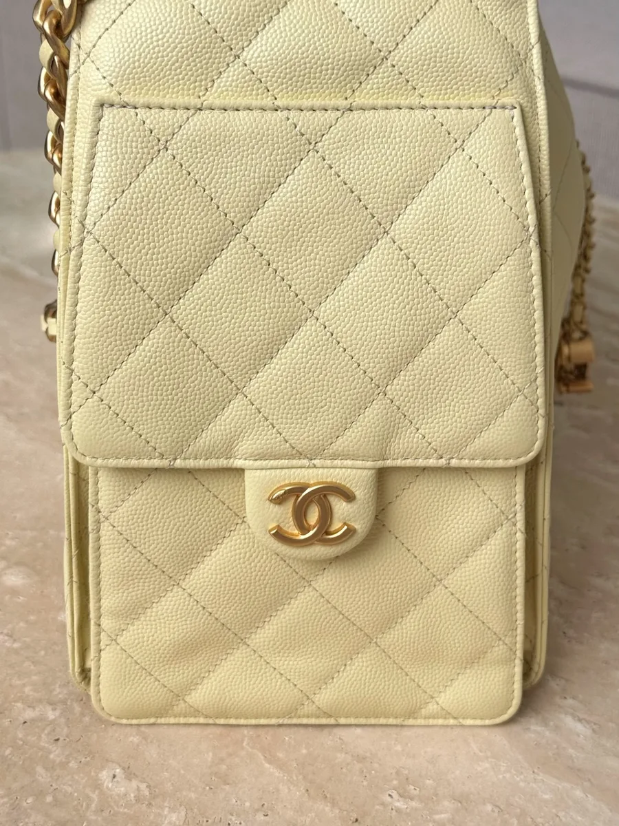 Боковой накладной карман жёлтой сумки Chanel с клапаном