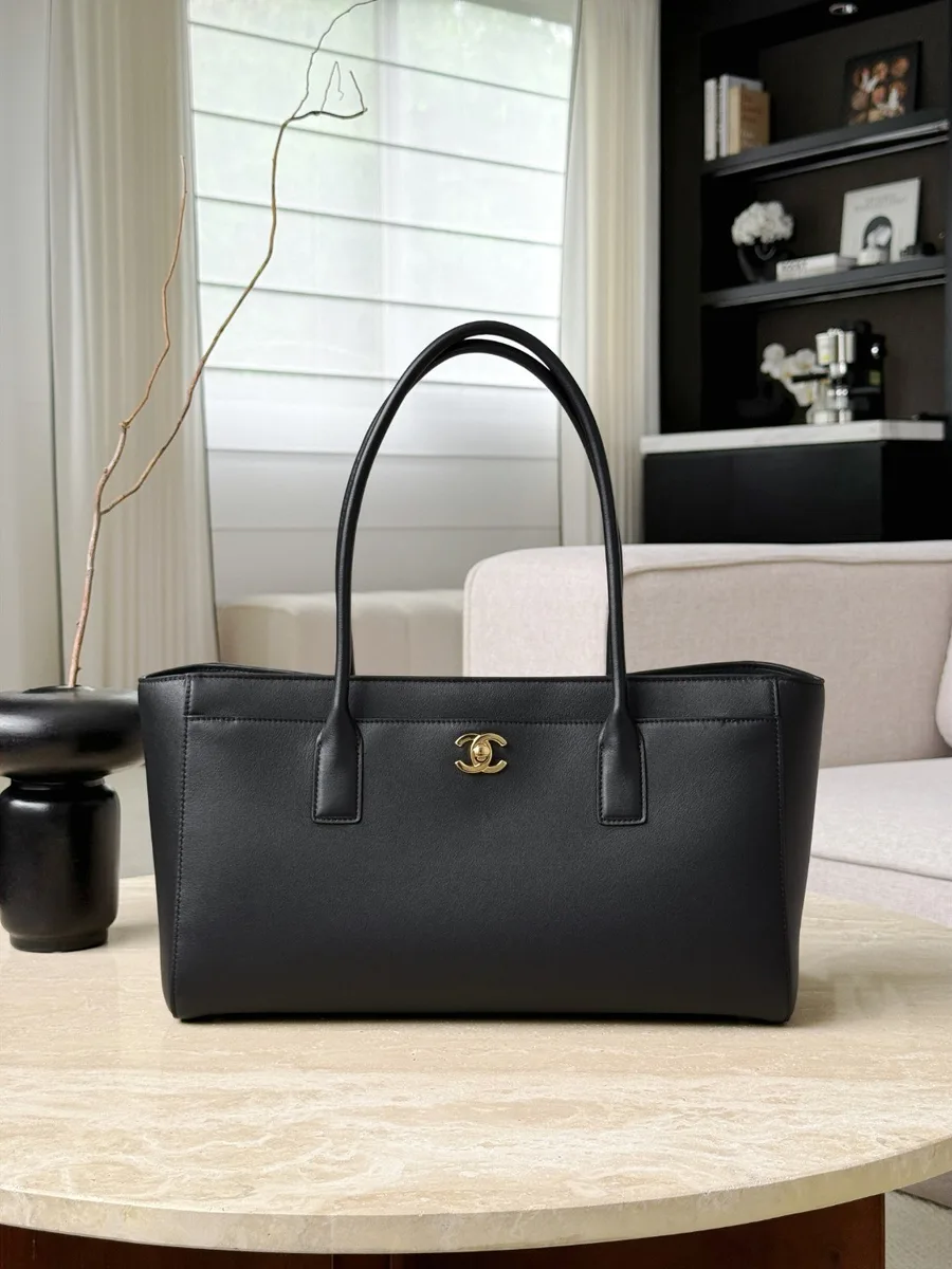 Чёрная сумка-тоут Chanel, вид спереди, золотистый логотип CC