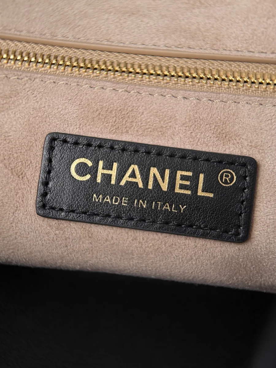 Кожаная нашивка с золотистым тиснением Chanel Made in Italy