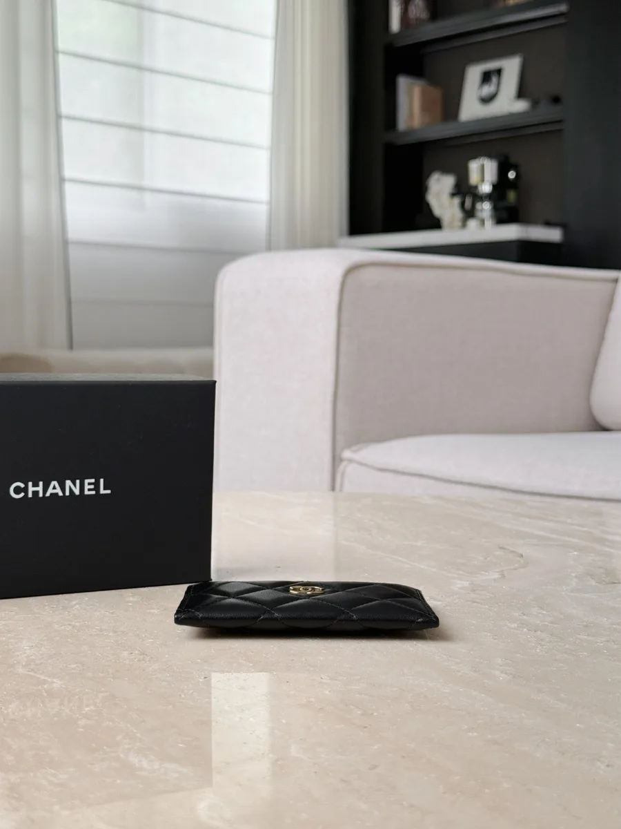 Тонкий профиль чёрного картхолдера Chanel, вид сверху