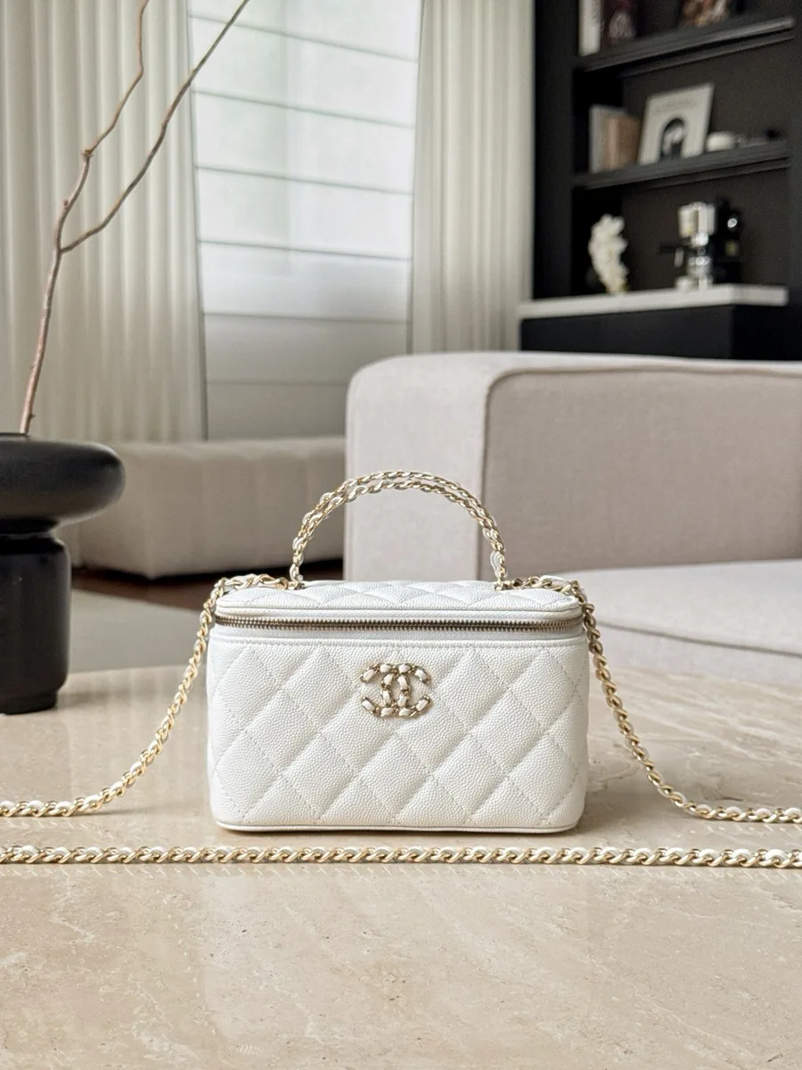 Белая сумка Vanity Case с верхней ручкой и длинным ремнем-цепочкой, вид спереди