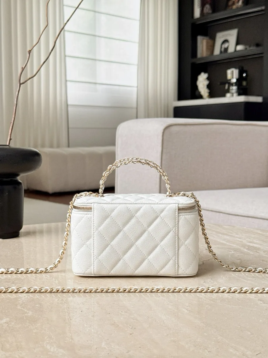 Белая стёганая сумка Vanity Case, вид сзади