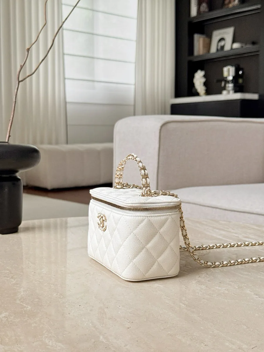 Белая сумка Vanity Case из зернистой кожи, вид сбоку