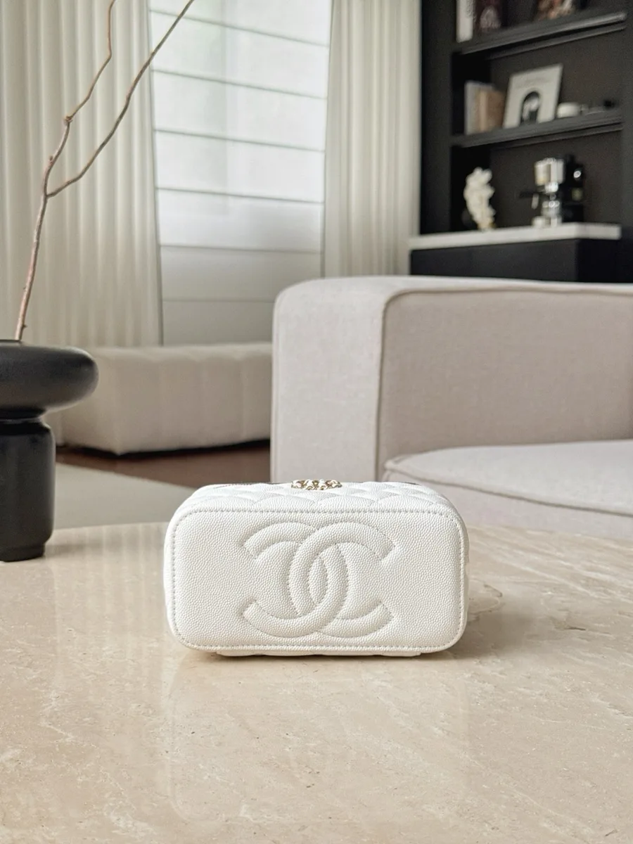 Нижняя часть белой сумки Vanity Case с тисненым логотипом CC