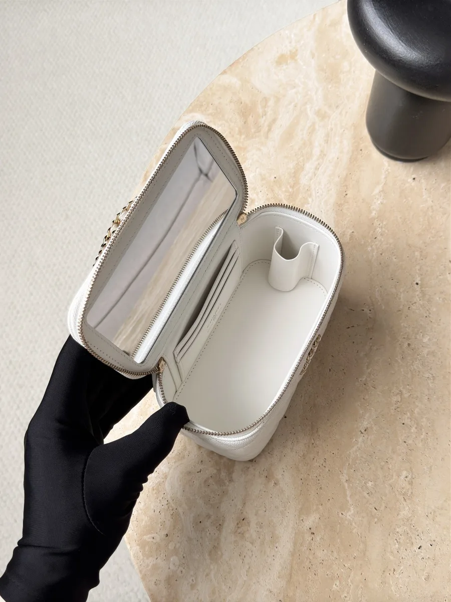 Открытая белая сумка Vanity Case с зеркалом на крышке и внутренним отделением