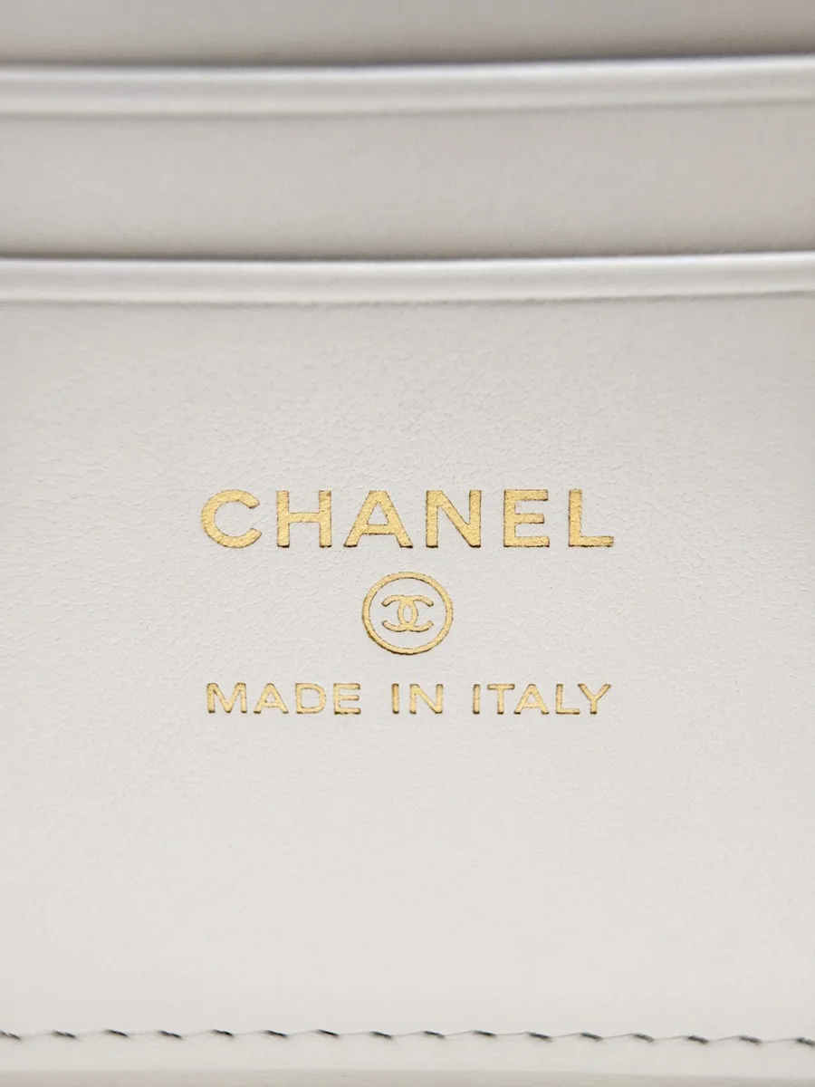 Золотистый штамп Chanel Made in Italy на внутренней кожаной отделке