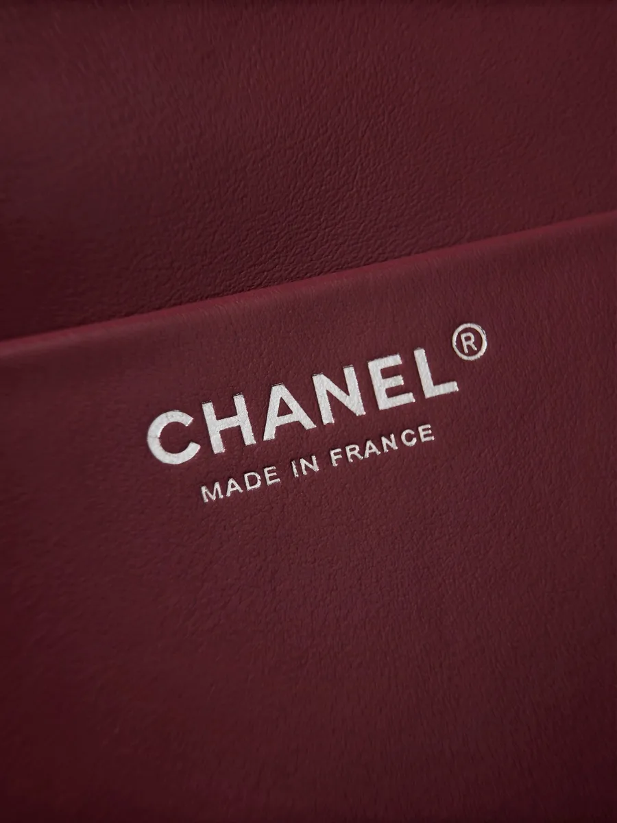 Серебристый штамп Chanel Made in France на внутренней стороне