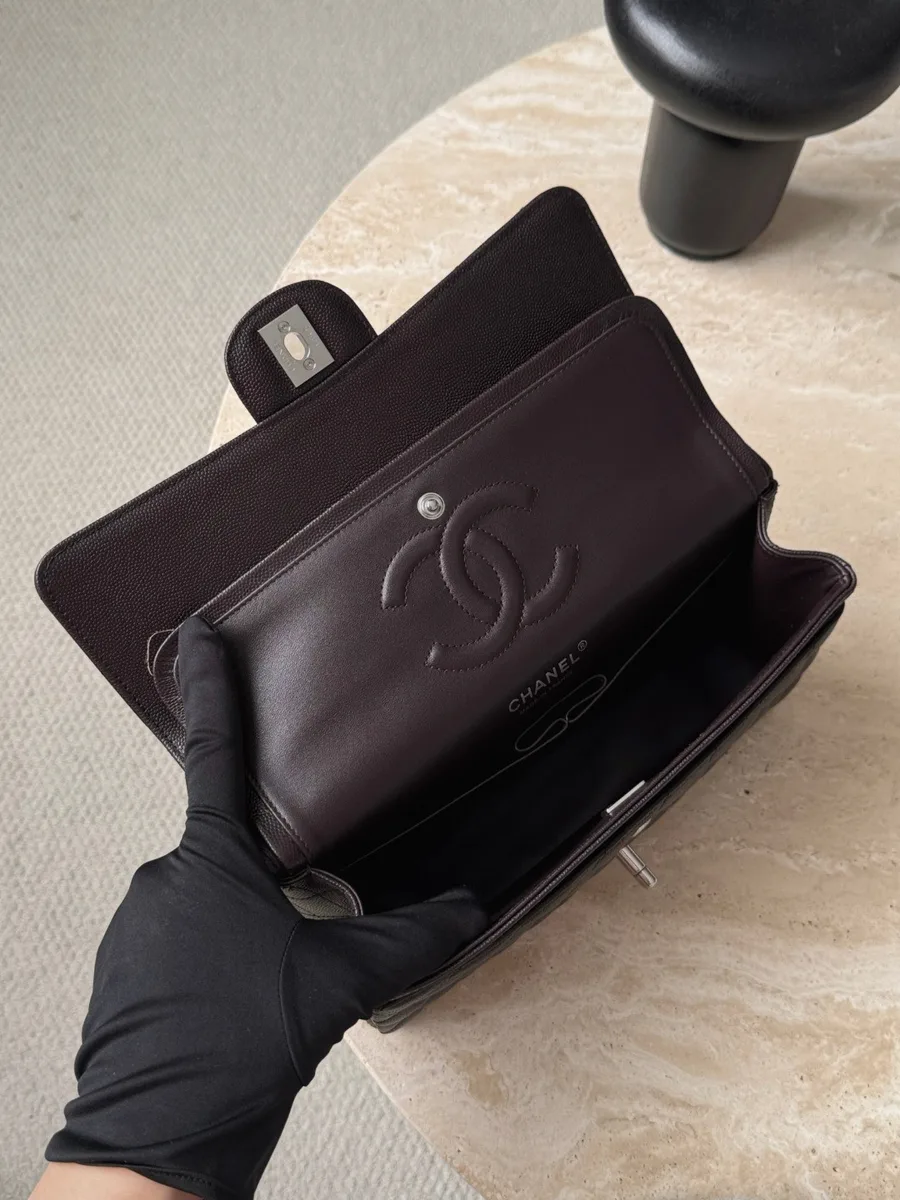 Открытая коричневая сумка Chanel Classic Flap 25, вид изнутри на двойной клапан
