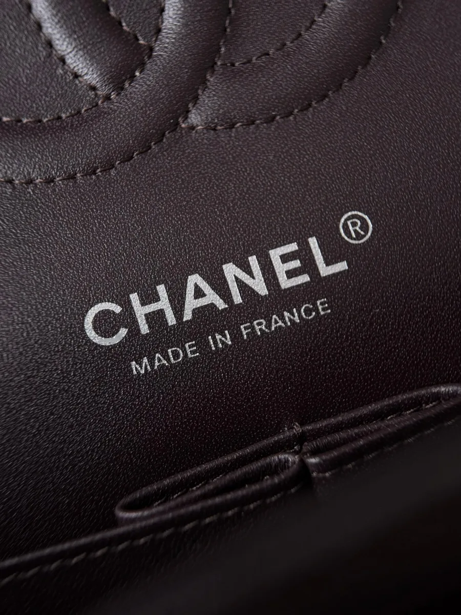 Тиснение Chanel Made in France серебристым цветом на внутренней стороне