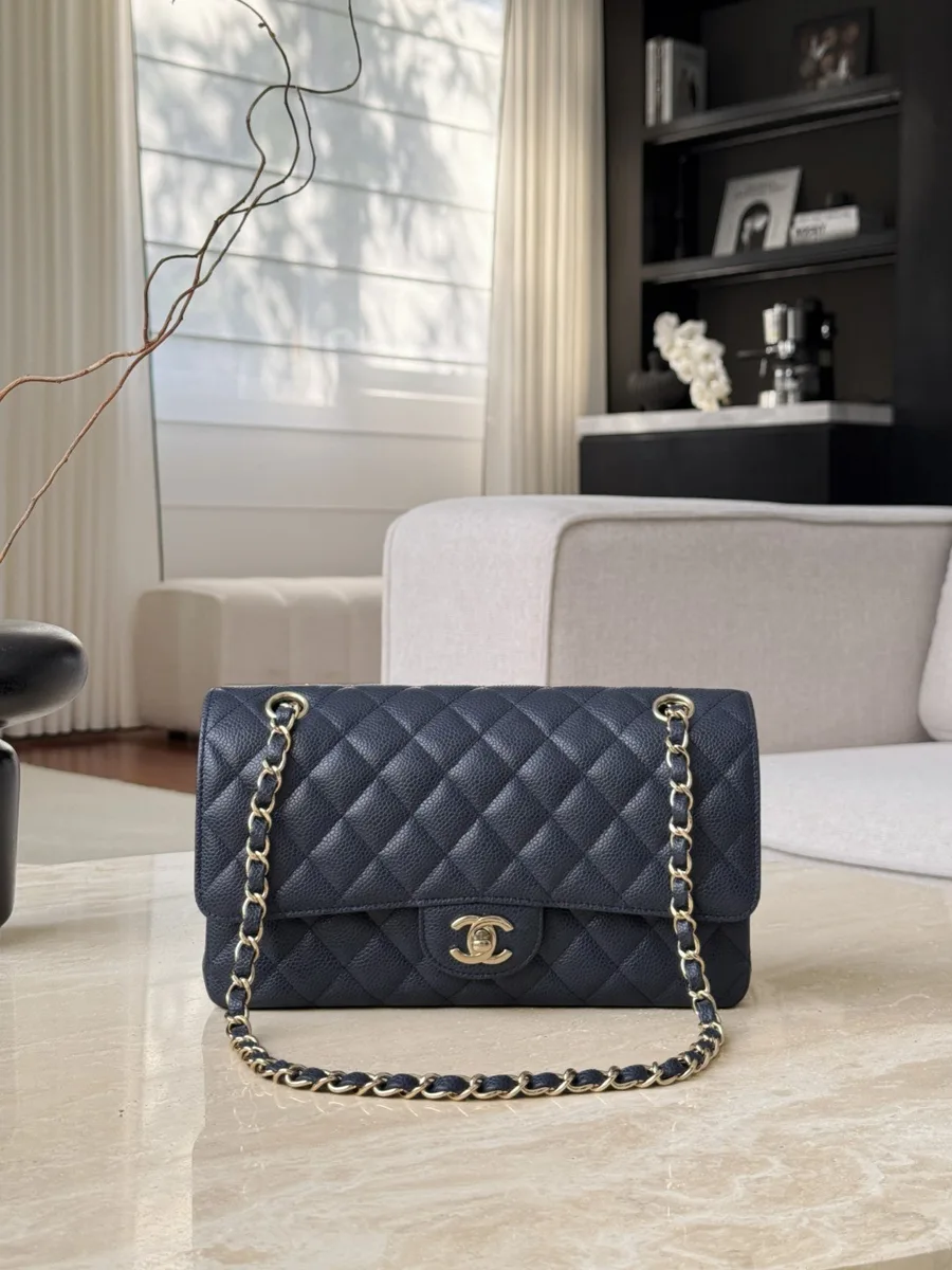 Темно-синяя сумка Chanel Classic Flap 25 из зернистой кожи, вид спереди