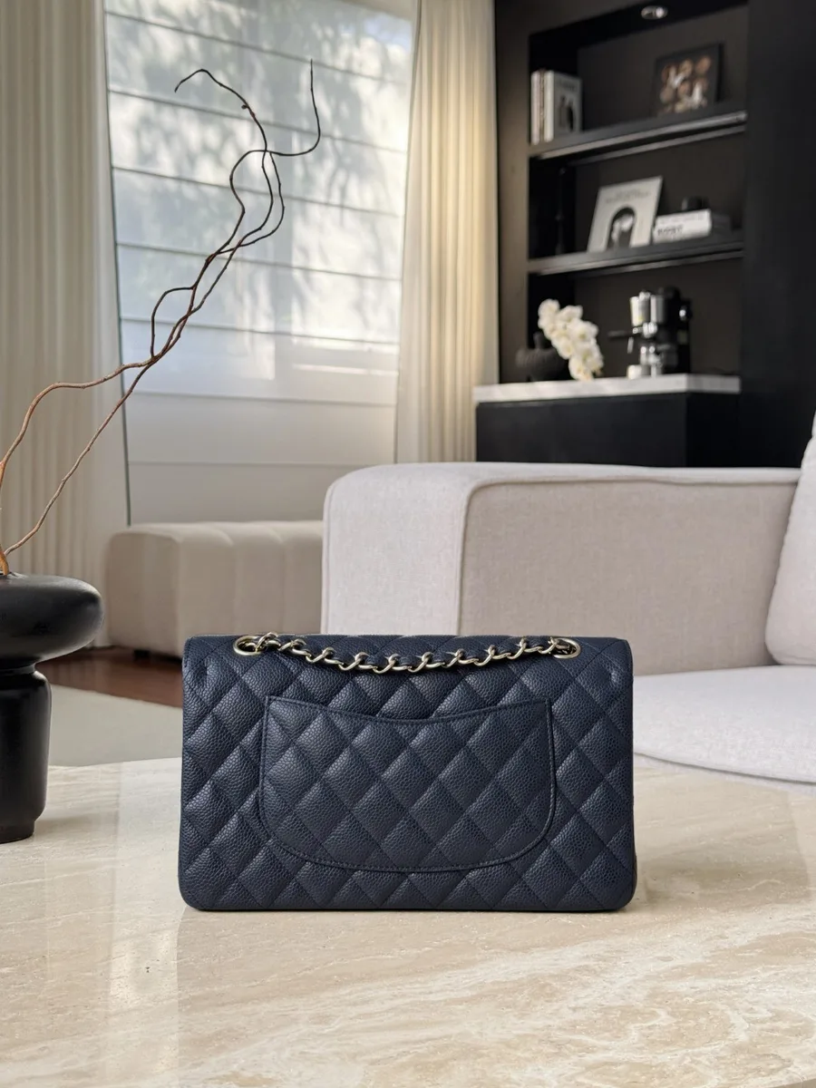 Темно-синяя сумка Chanel Classic Flap 25, вид сзади с накладным карманом