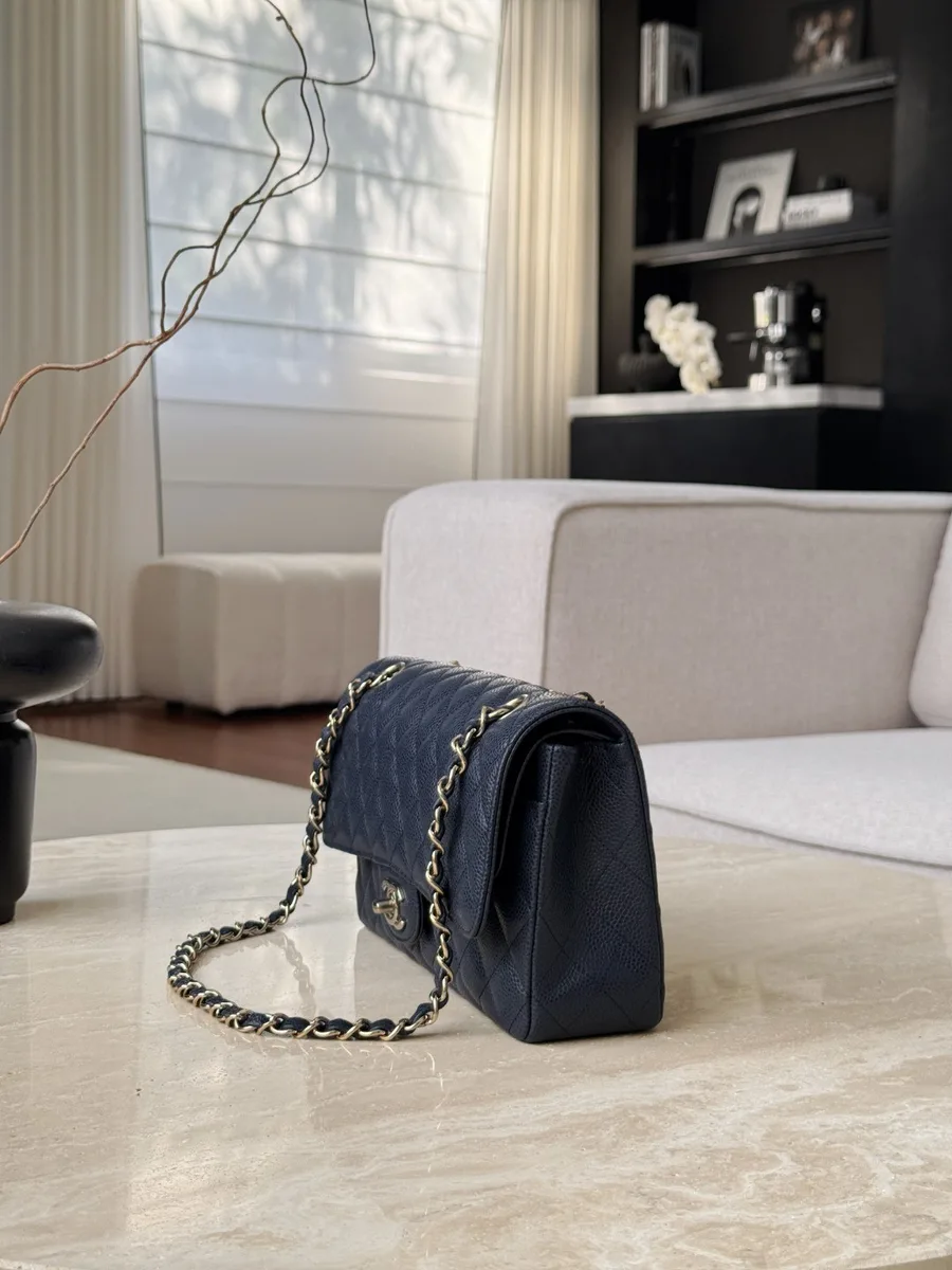 Темно-синяя сумка Chanel Classic Flap 25, вид сбоку