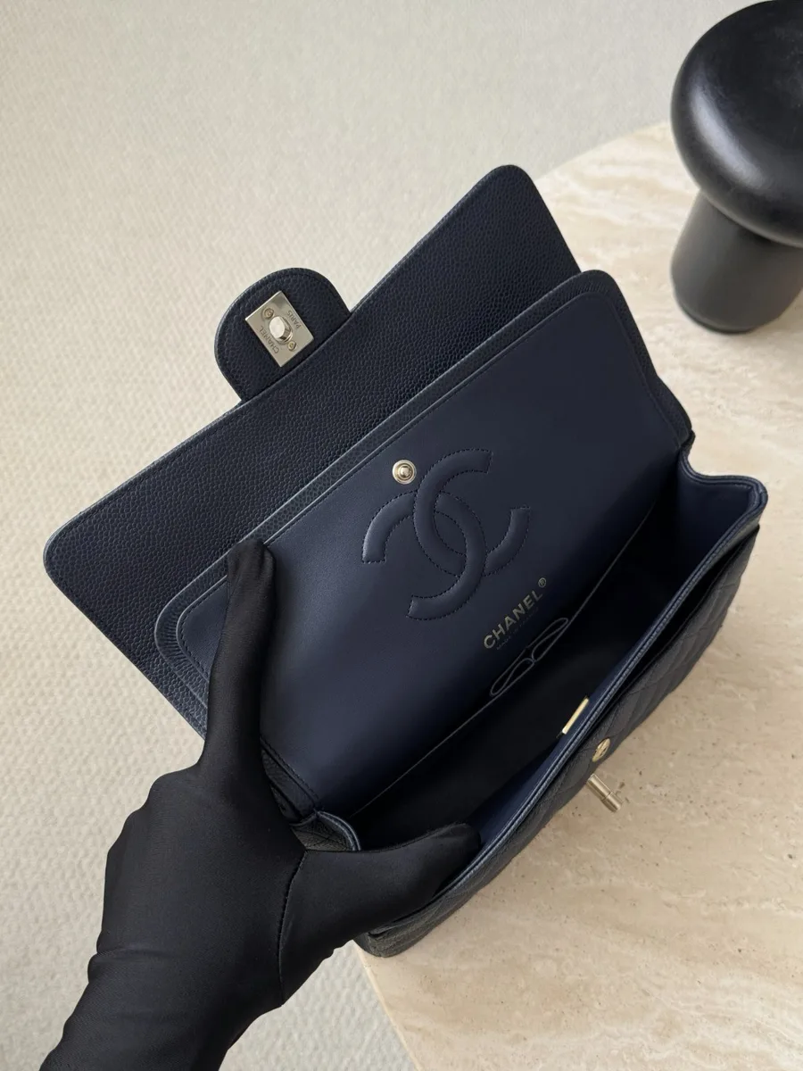 Открытая темно-синяя сумка Chanel Classic Flap 25 с двойным клапаном
