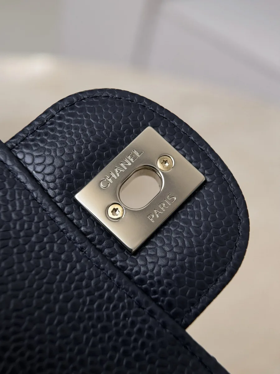 Внутренняя сторона клапана с металлической пластиной Chanel Paris