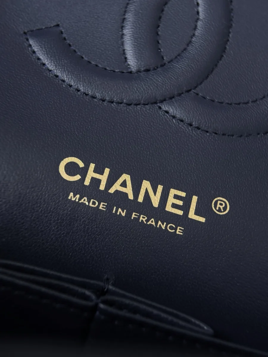 Золотистое тиснение Chanel Made in France на внутренней стороне сумки