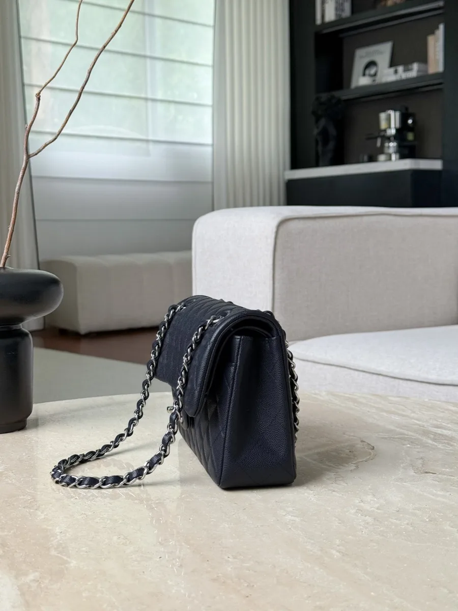 Синяя сумка Chanel Classic Flap, вид сбоку