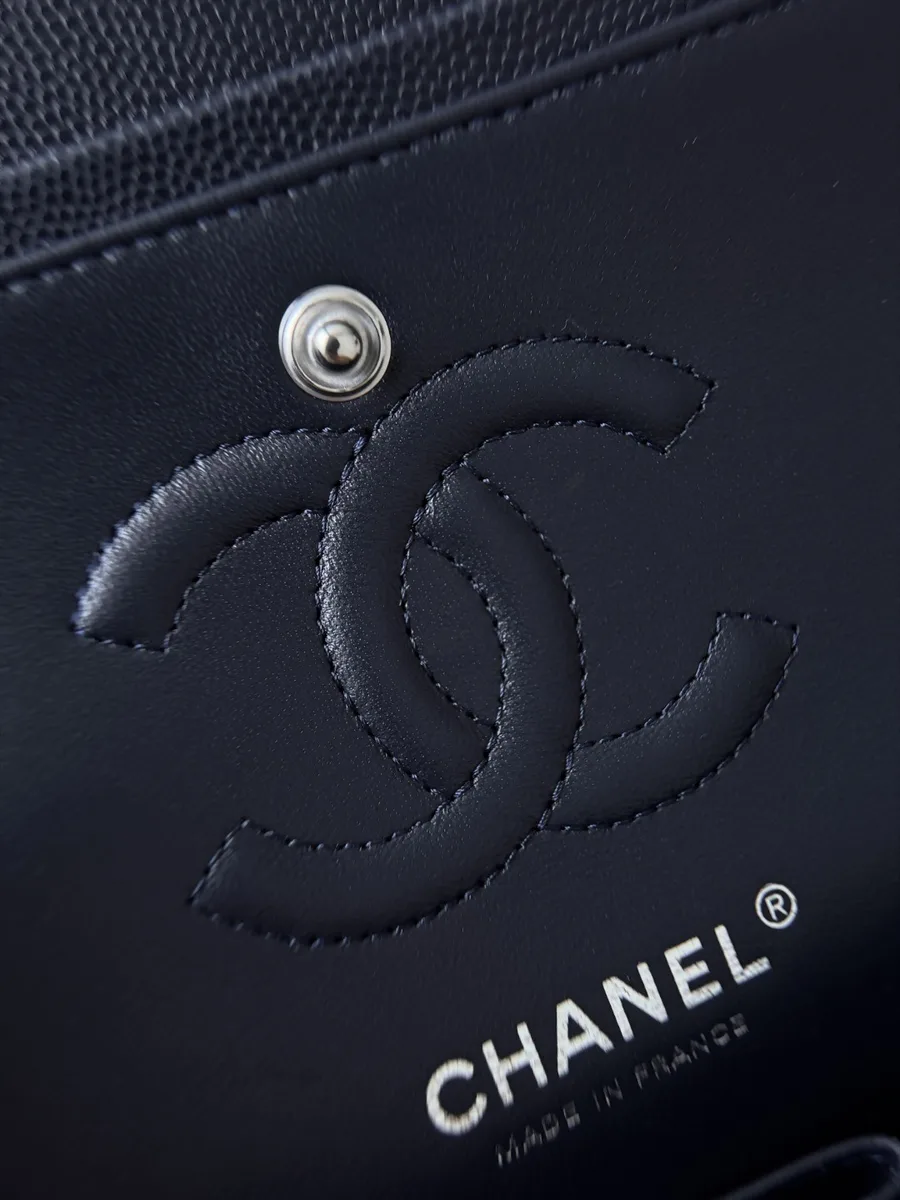 Вышитый логотип CC на внутреннем клапане синей сумки Chanel