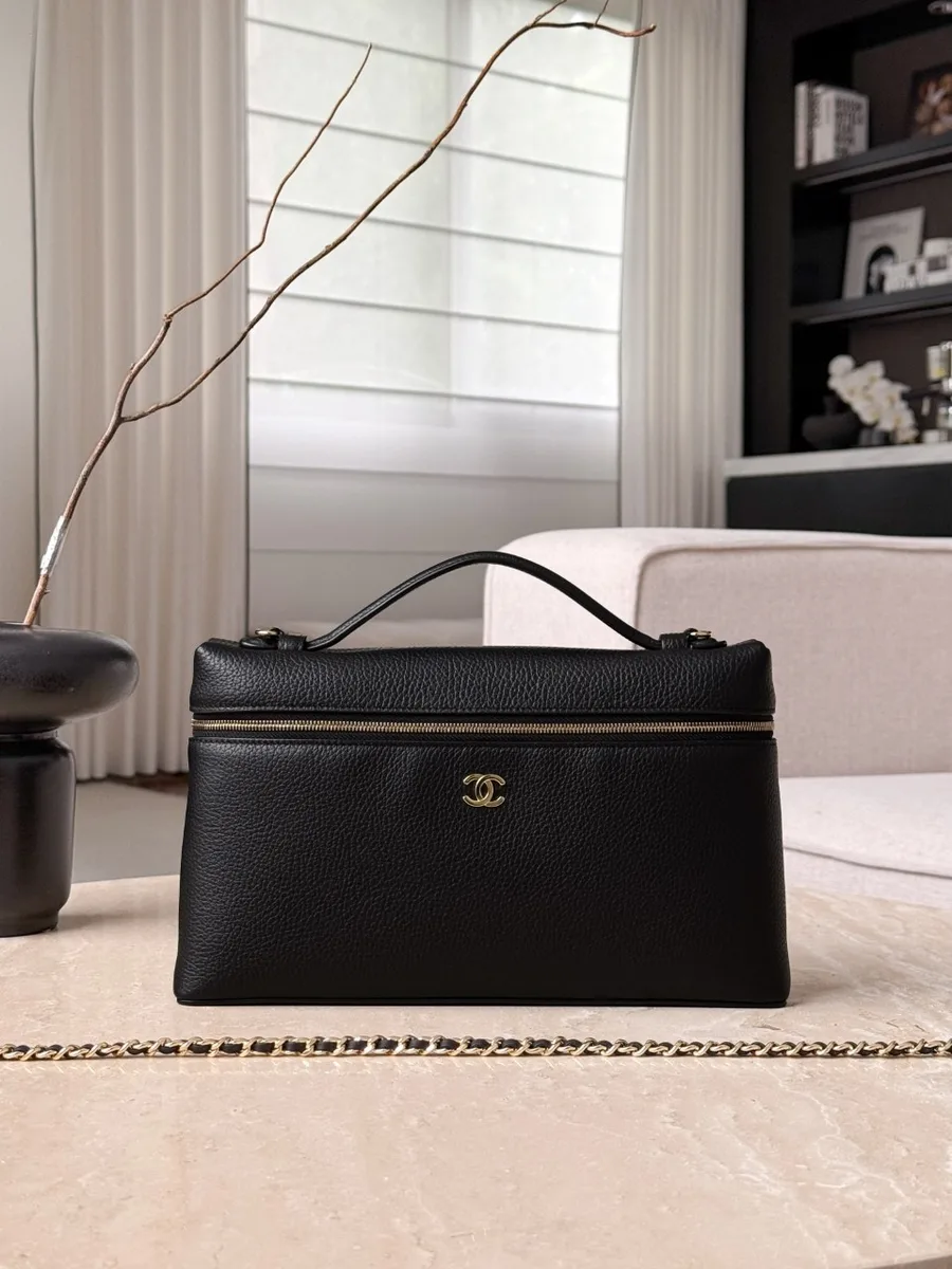 Чёрная сумка Vanity Case из зернистой кожи, вид спереди с золотистым логотипом CC