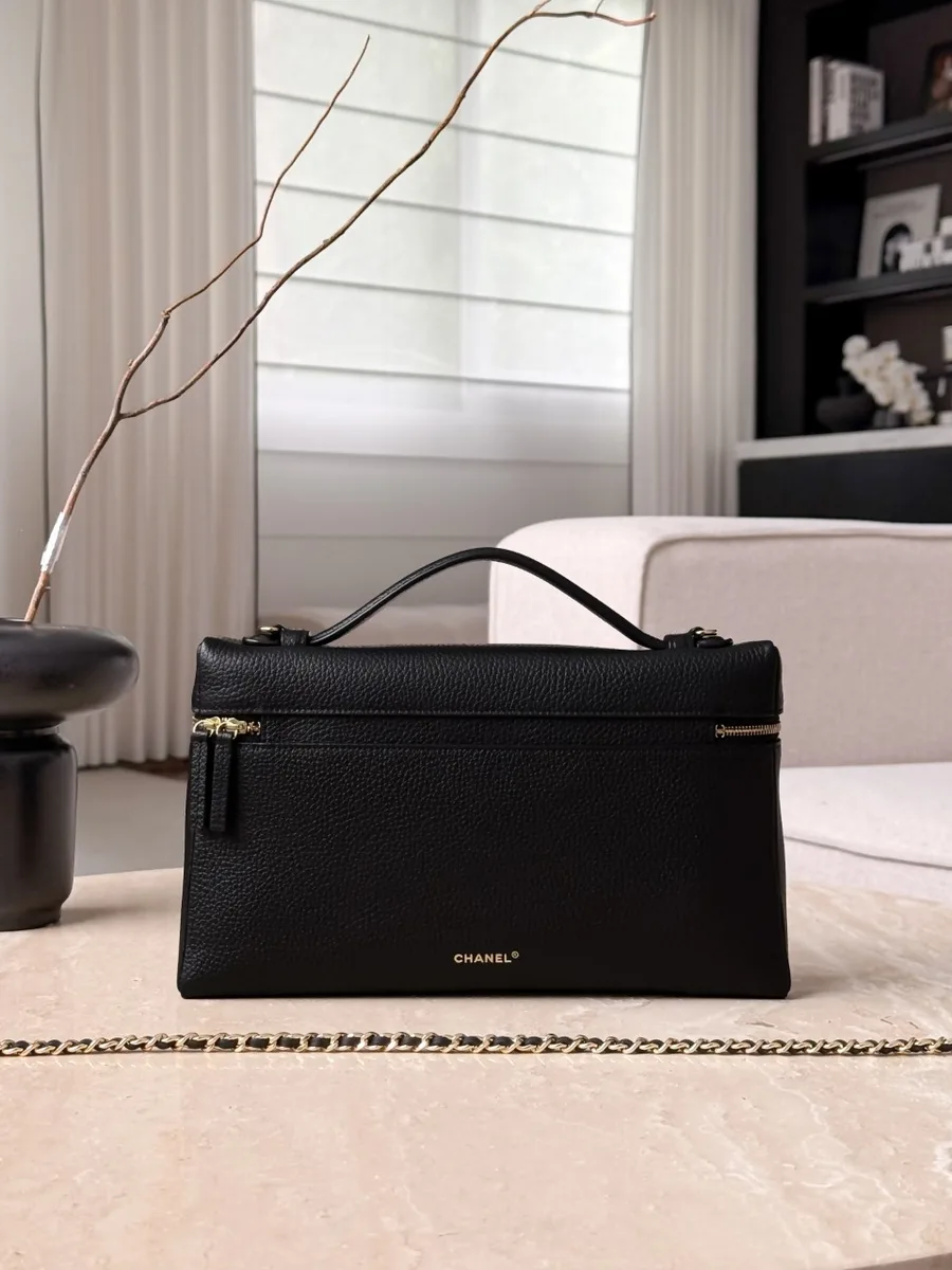 Чёрная сумка Vanity Case, вид сзади с золотистым тиснением Chanel
