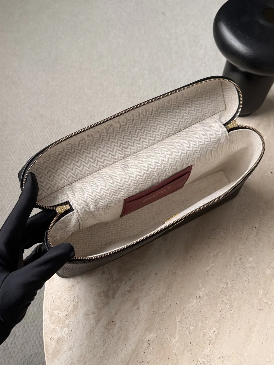 Сумка Vanity Case в открытом виде, демонстрирующая светлую подкладку и внутренний карман