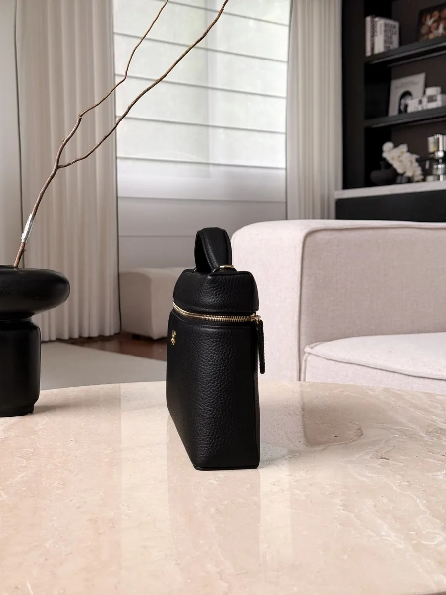 Чёрная сумка Vanity Case, вид сбоку, демонстрирующий узкий профиль